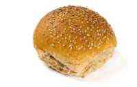 Bruin broodje met sesamzaad