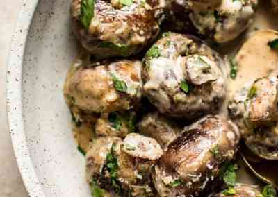 Kastanje champignons op knoflookroom