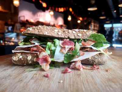 Broodje gerookte kip