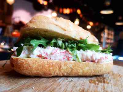 Broodje krabsalade