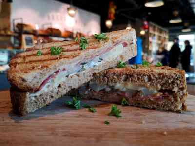 Serranoham-peer tosti