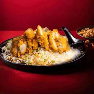 Gebakken rijst met ontbeende kippenbout