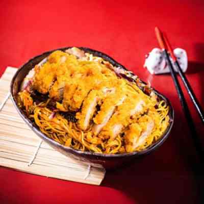 Gebakken noedels met ontbeende kippenbout